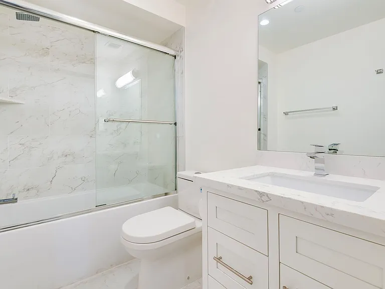Regency Holt Apartments — Photo 37