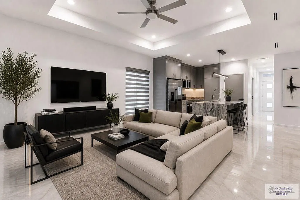 3 bed, 2.0 bath, 1368 sqft, $2,000 — Photo 3