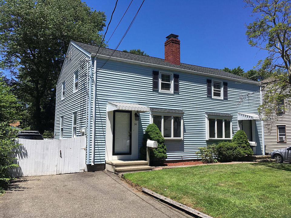 Side by side duplex on a cul-de-sac. Few blocks from Pond Point Beach