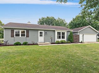 203 N Sycamore Ln, North Aurora, IL 60542