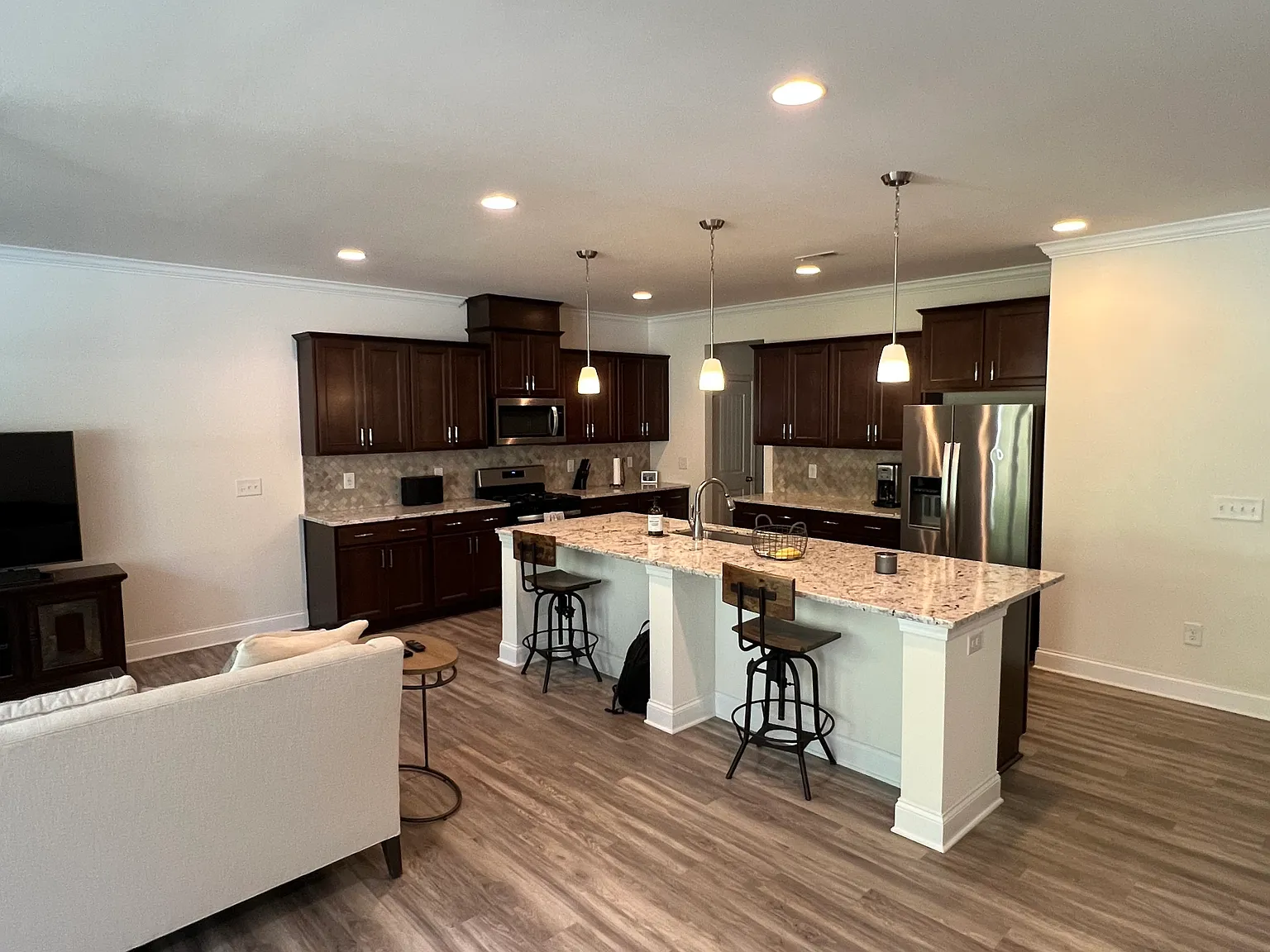 3 bed, 2.5 bath, 2406 sqft, $2,295 — Photo 3