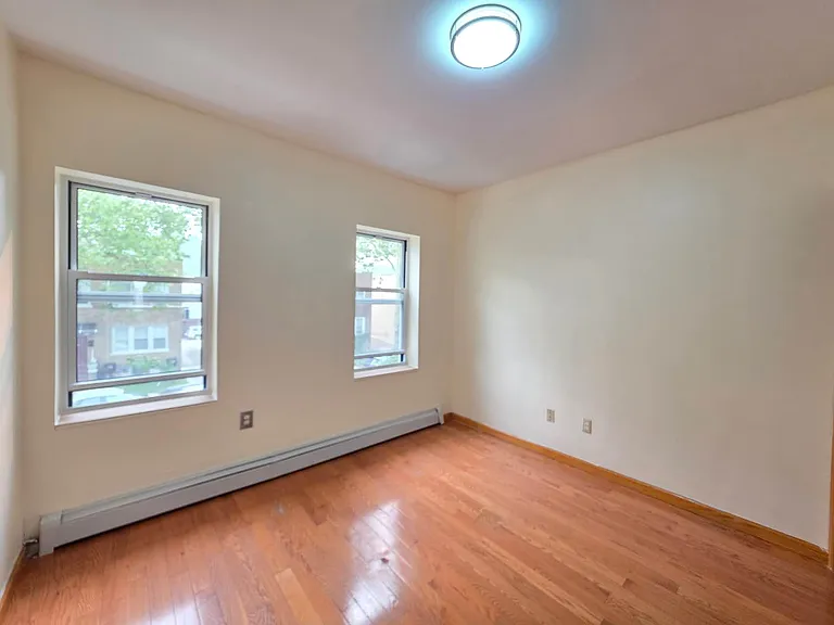 1533 E 32nd St #2 — Photo 5