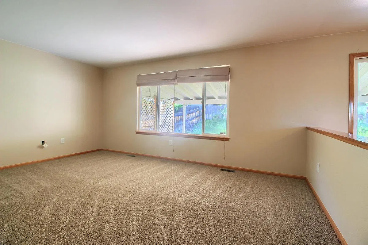 5 bed, 2.5 bath, 2072 sqft, $3,100 — Photo 4