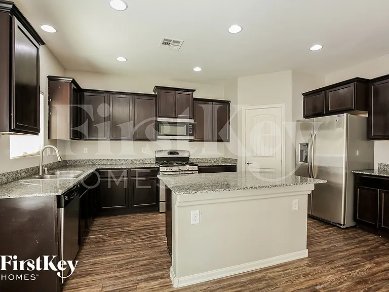 6137 River Belle St — Photo 5