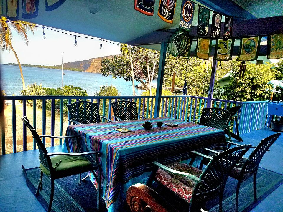 The lanai overlooking the Kealakekua Bay.
