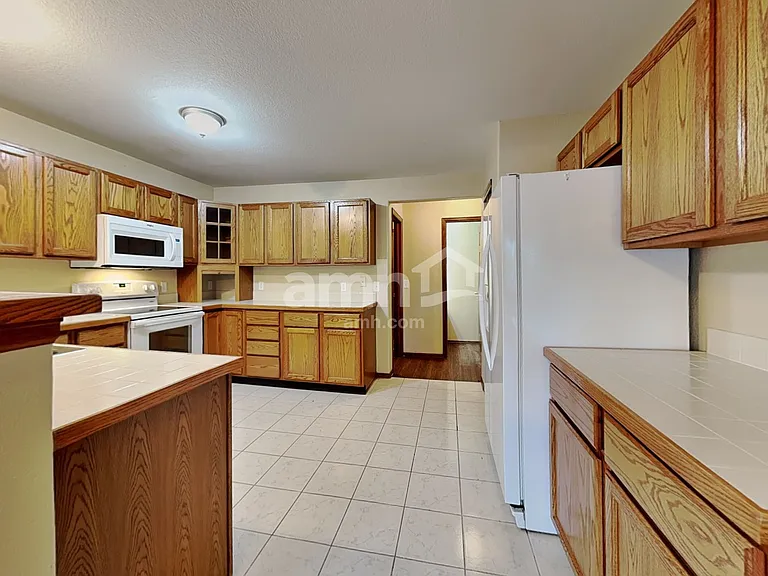 2325 Hyacinth Rd — Photo 3