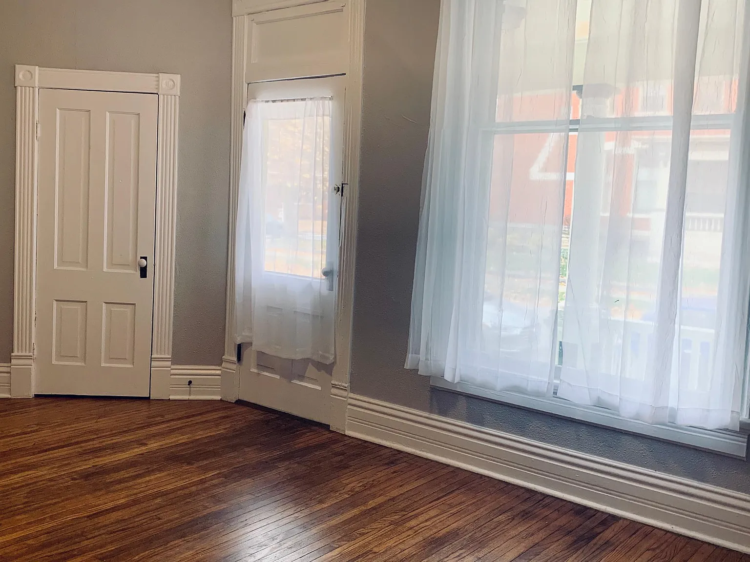 921 College St — Photo 3