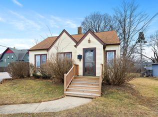 15 W Woodstock St, Crystal Lake, IL 60014
