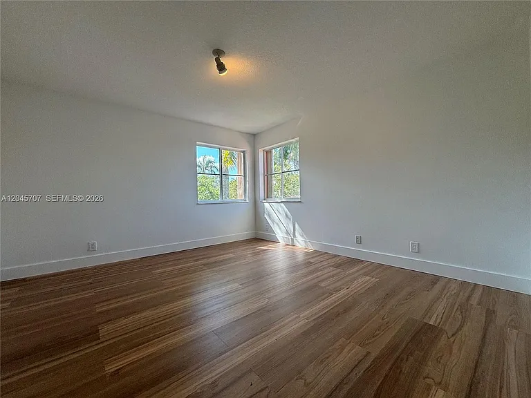 1653 Winterberry Ln #1653 — Photo 9