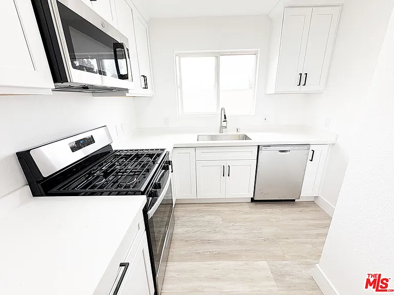 2637 S Manhattan Pl #8 — Photo 9