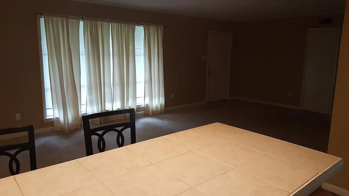 3 bed, 1200 sqft, $1,300 — Photo 4