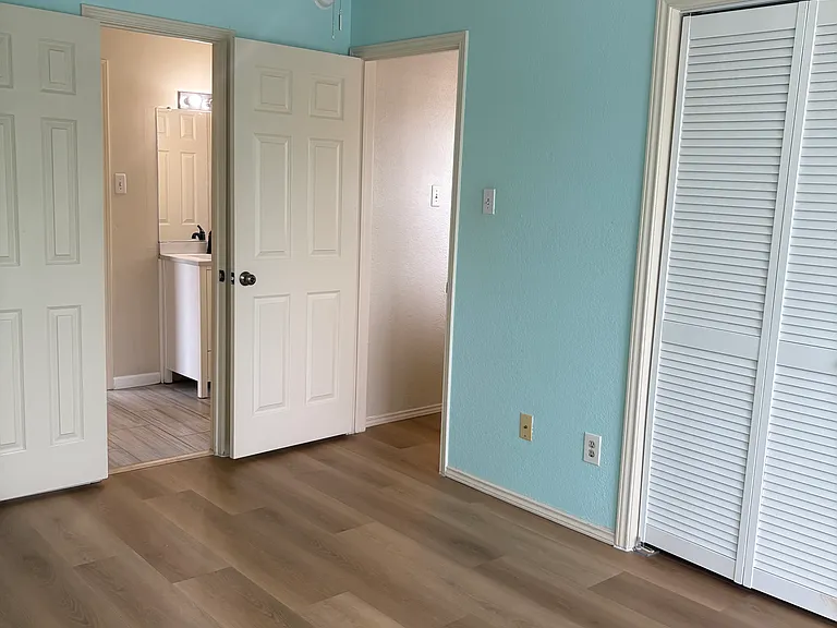 633 Raintree Cir — Photo 12