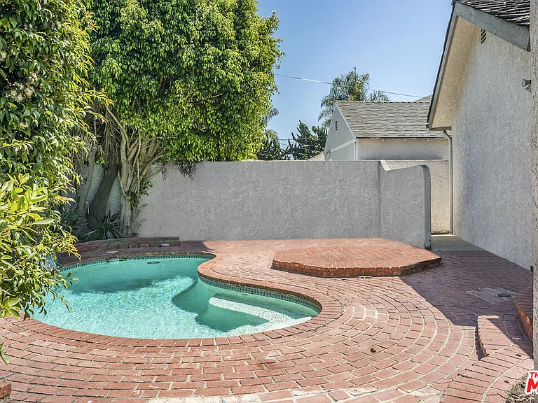8300 Regis Way — Photo 2