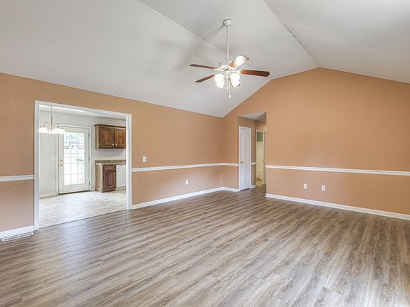 3rd image of 121 Whispering Oak Dr