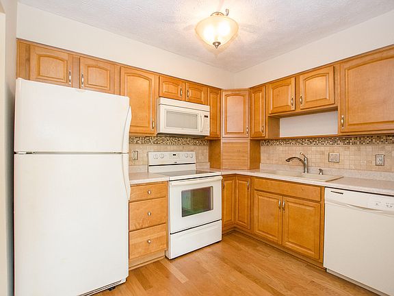5th image of 1935 Gardiner Ln #119
