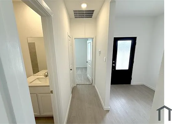 423 Amy St — Photo 4