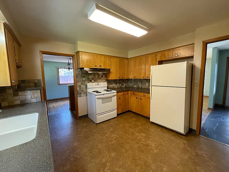 5630 N Greenwood Blvd — Photo 3