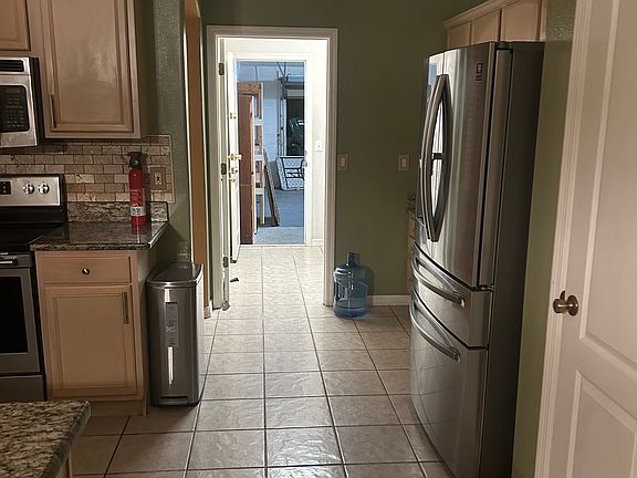4th image of 947 Princeton Dr