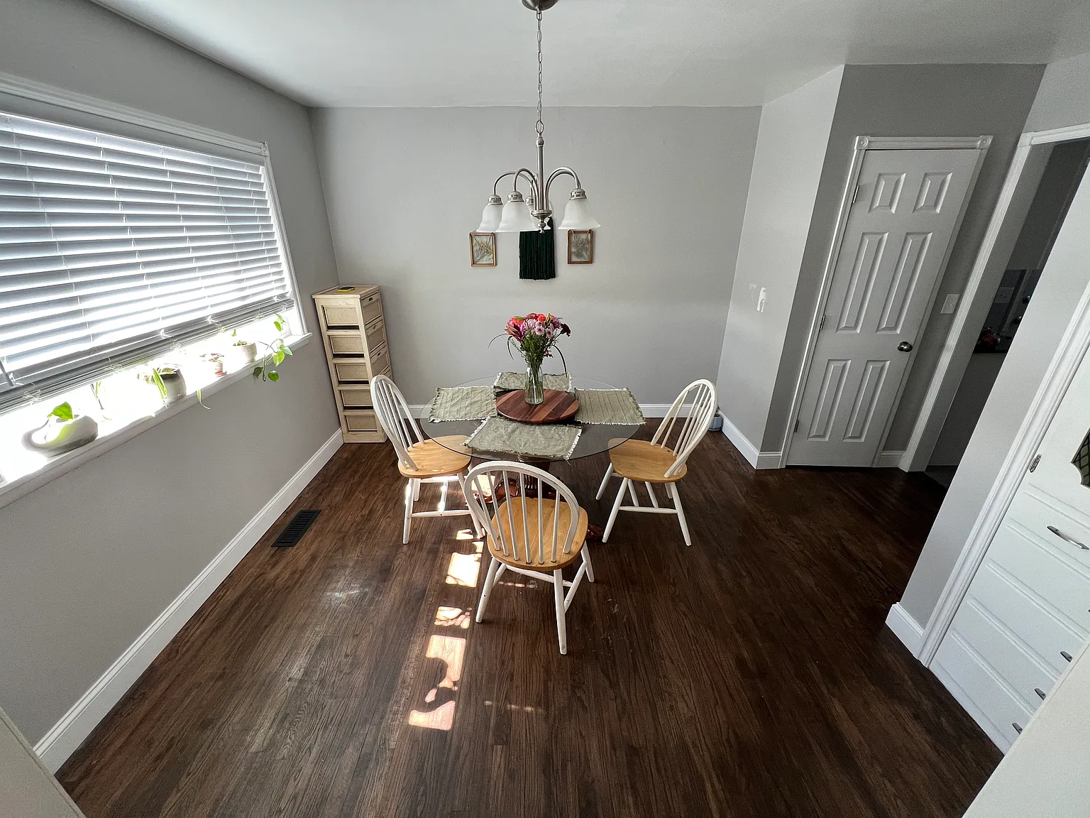 124 W Hartman Ave — Photo 4