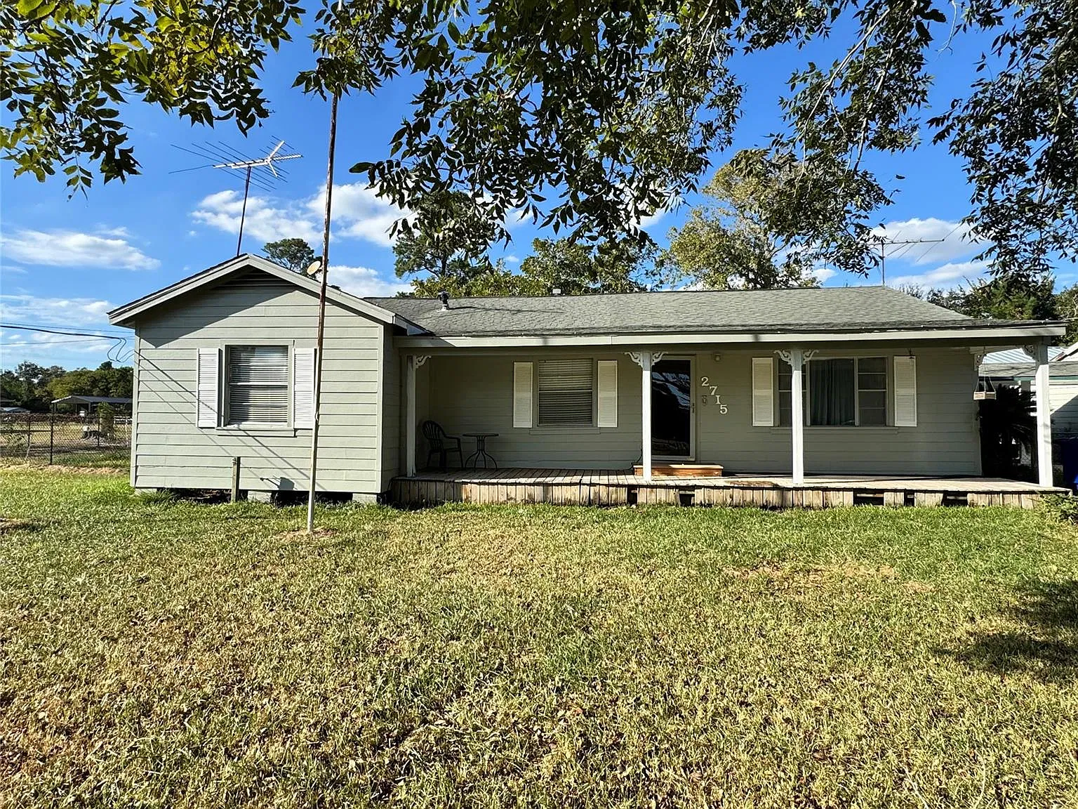 3 bed, 1.0 bath, 1408 sqft, $1,600 — Photo 1