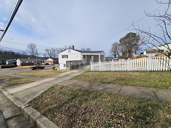 Corner lot - fenced backyard - carport for kitchen upstairs entrance