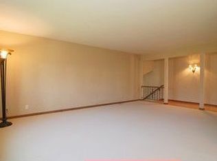 1 S Greenwich Ln, Geneva, IL 60134