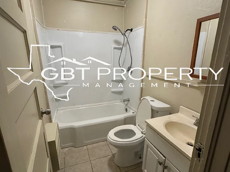 406 E Cobb St — Photo 4