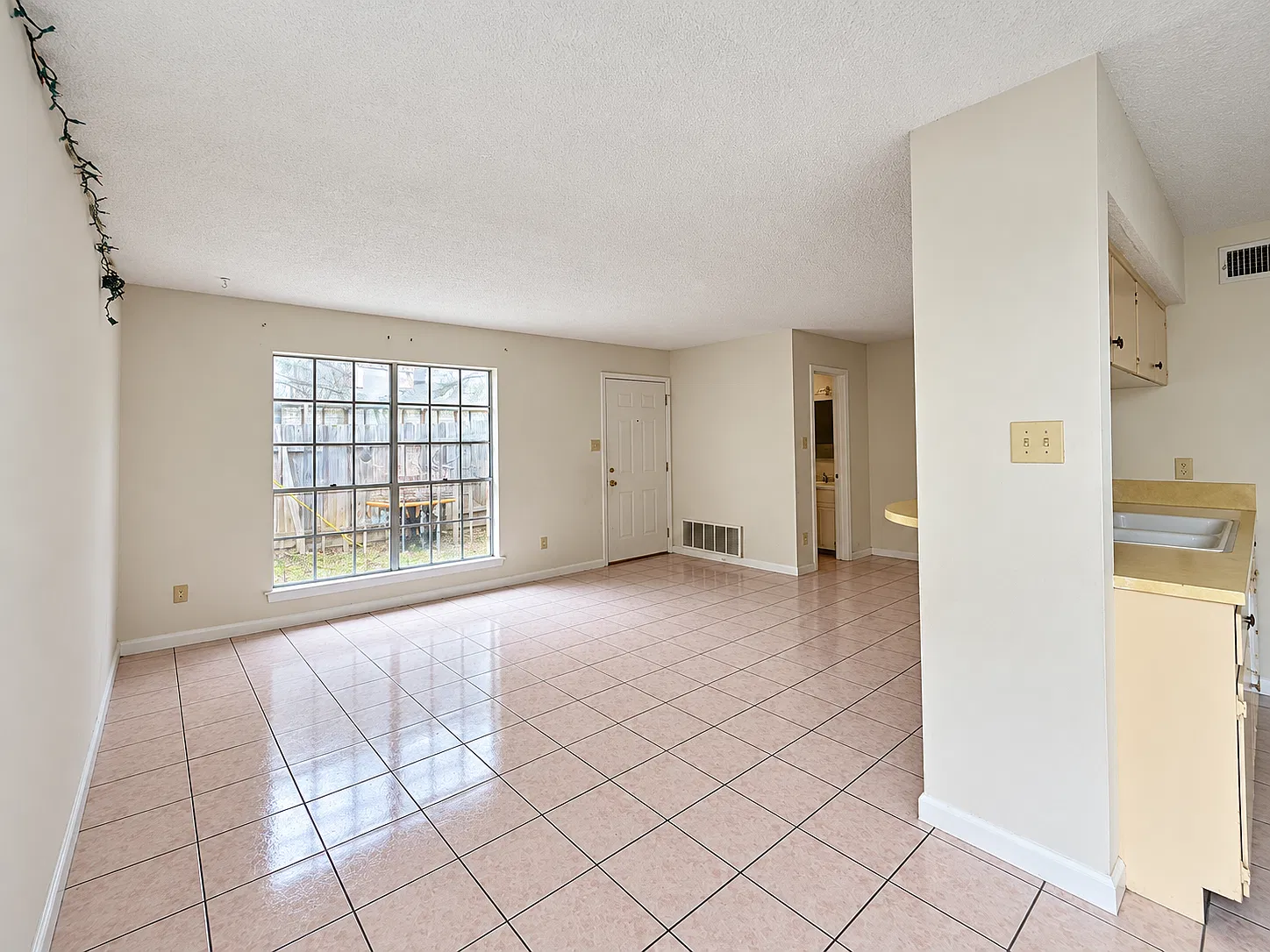2 bed, 1.5 bath, 970 sqft, $1,200 — Photo 3
