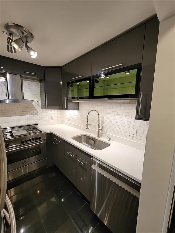 2 bed, 1000 sqft, $4,450 — Photo 2