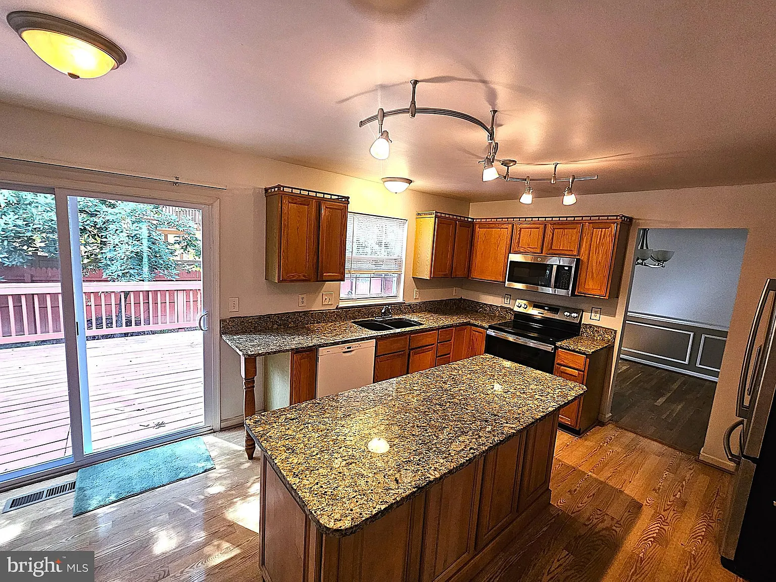4 bed, 3.5 bath, 2164 sqft, $3,500 — Photo 2