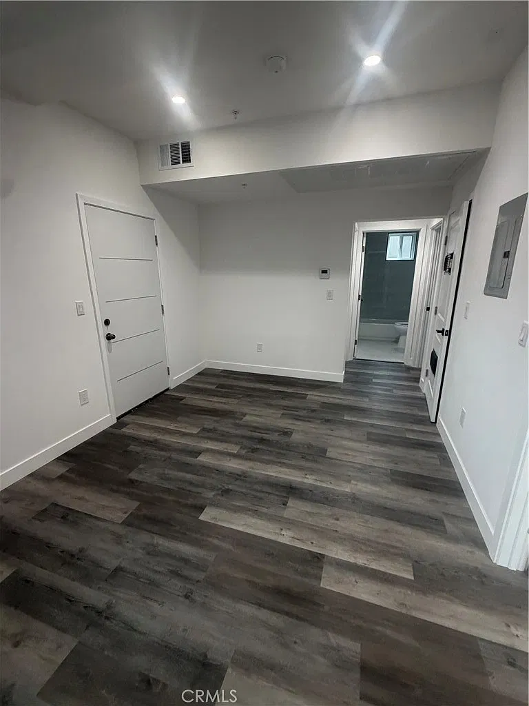 3 bed, 890 sqft, $3,300 — Photo 2