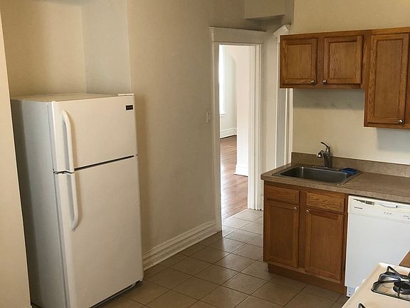 3rd image of 953 N California Ave APT 3R