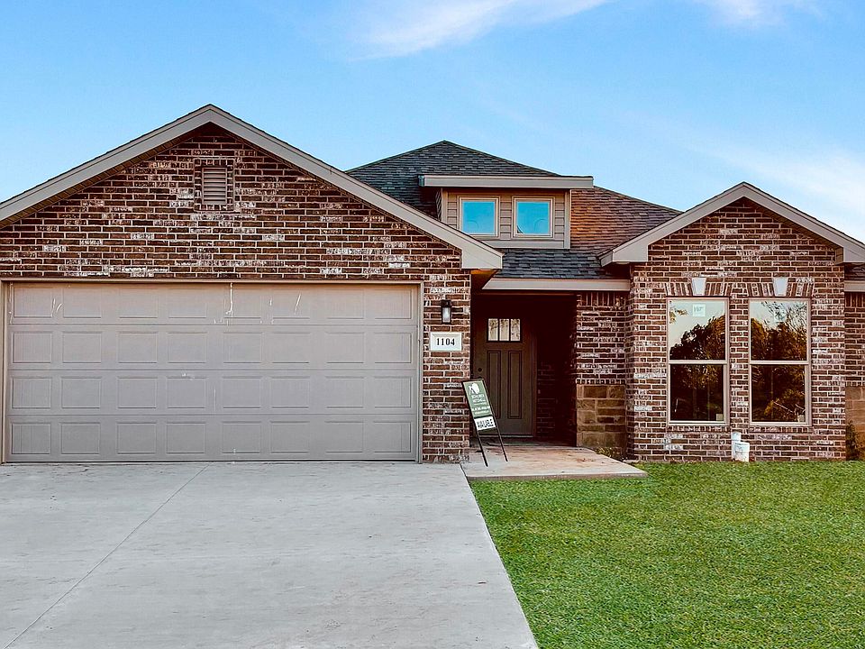 1st image of 1104 W Pebblebrooke Drive
