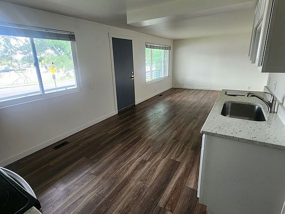 3rd image of 895 E Arrowhead Ln #1