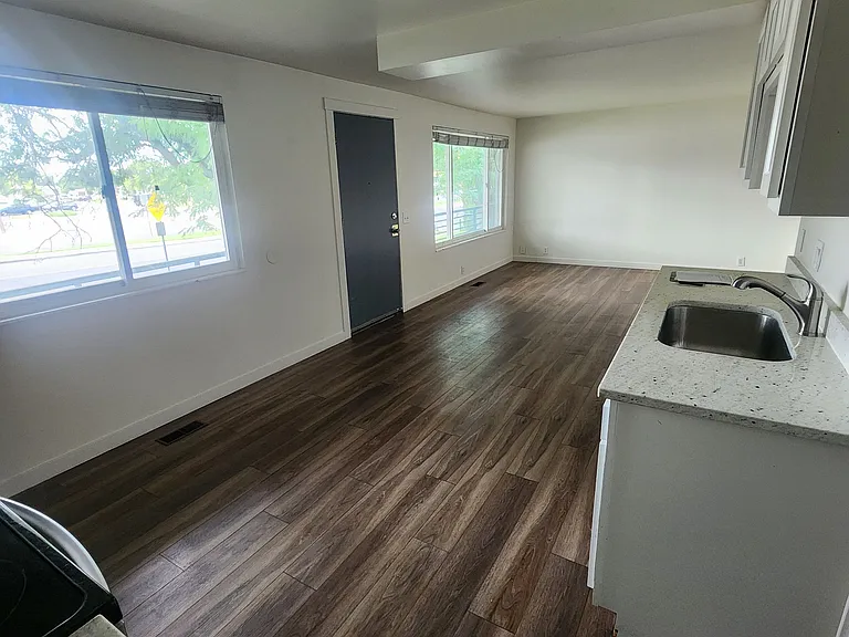 895 E Arrowhead Ln — Photo 4