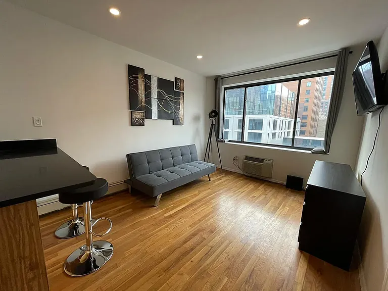 614 10th Ave #4C — Photo 2