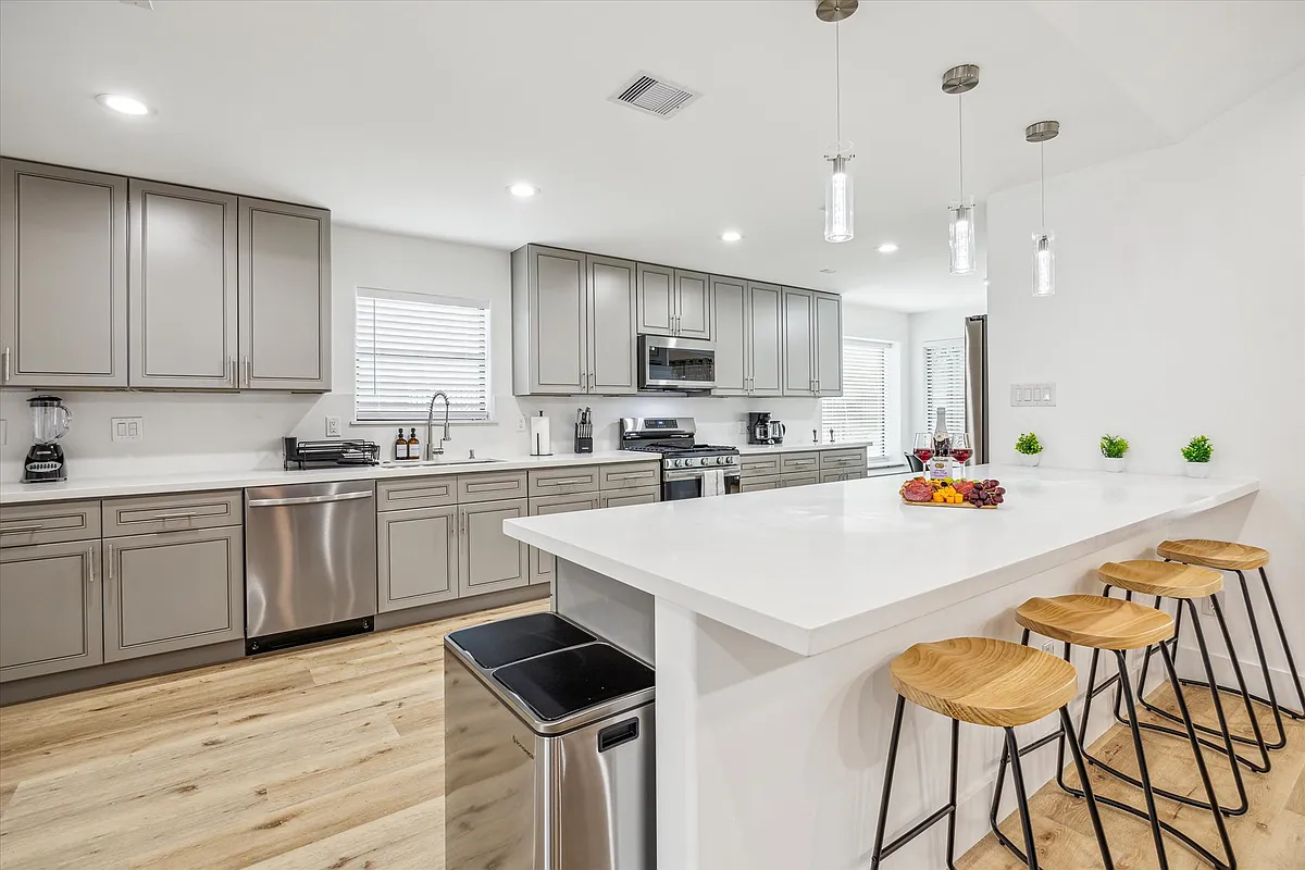 Building Photo - 5631 Cerritos Dr