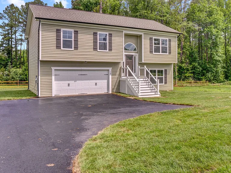 19 Carol St — Photo 1