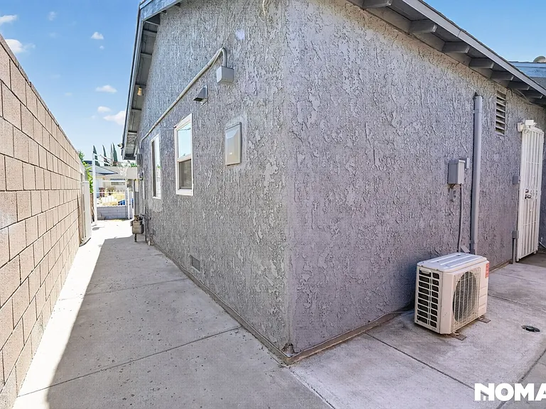 7705 Babcock Ave — Photo 2