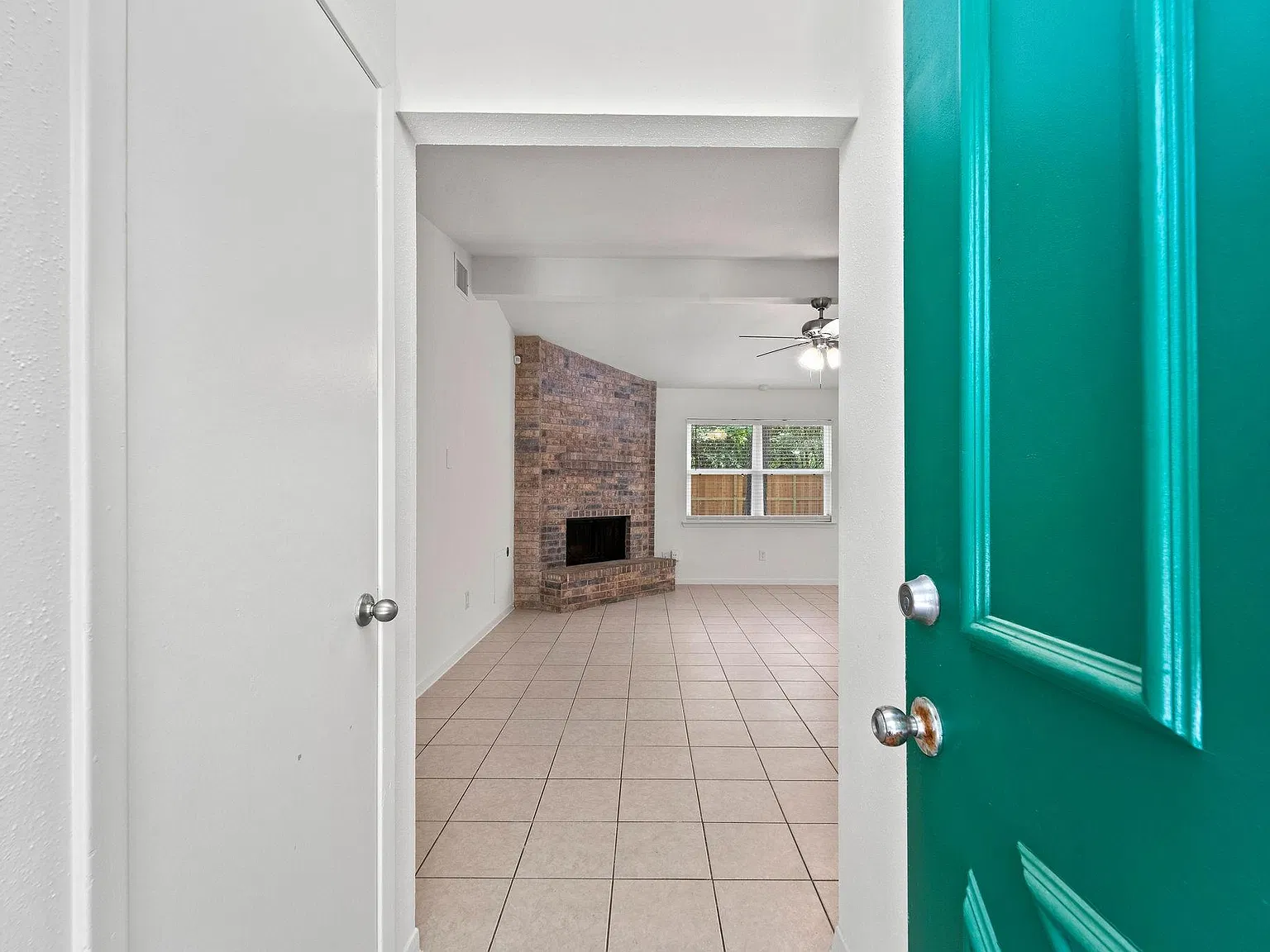 4 bed, 2.0 bath, 1527 sqft, $2,050 — Photo 4