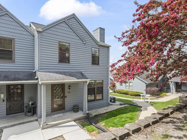 353 Lexington COURT #A, Pewaukee, WI 53072