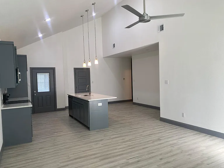 823 E Arlington Ave — Photo 3