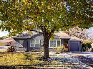 825 Crestline Dr, Lawrence, KS 66049