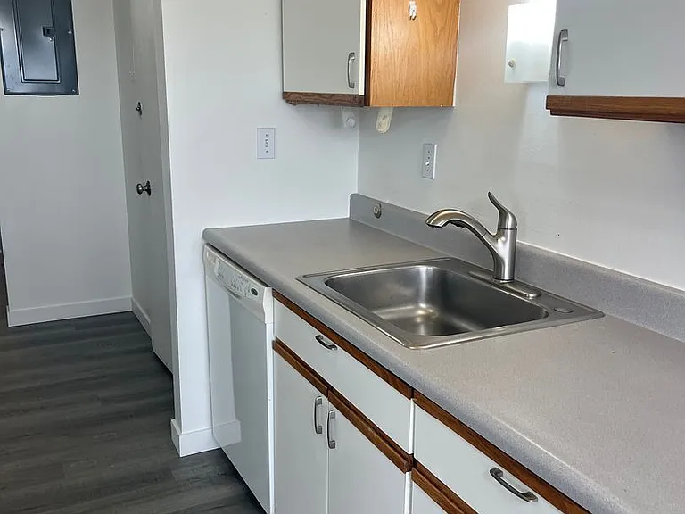 527 Summit Ave E — Photo 14