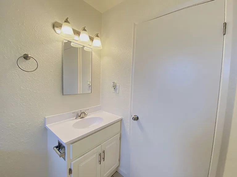Lone Pine Apartments — Photo 25