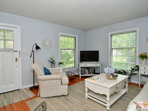 3rd image of 5709 Rosslyn Ave