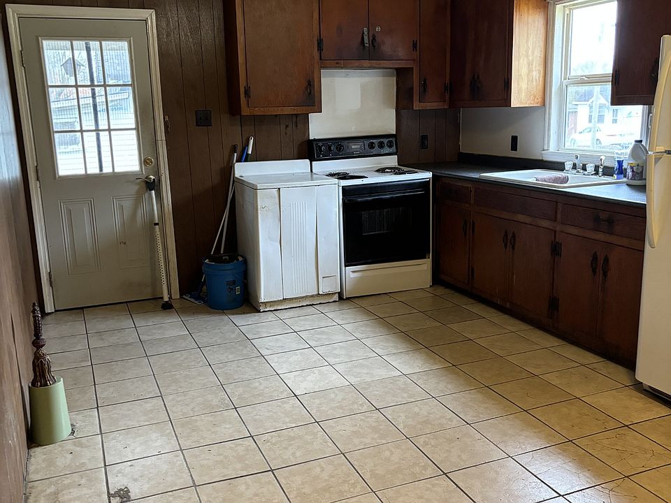 2nd image of 306 W 13th St