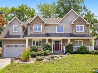 292 Gorden Dr, Paramus, NJ 07652