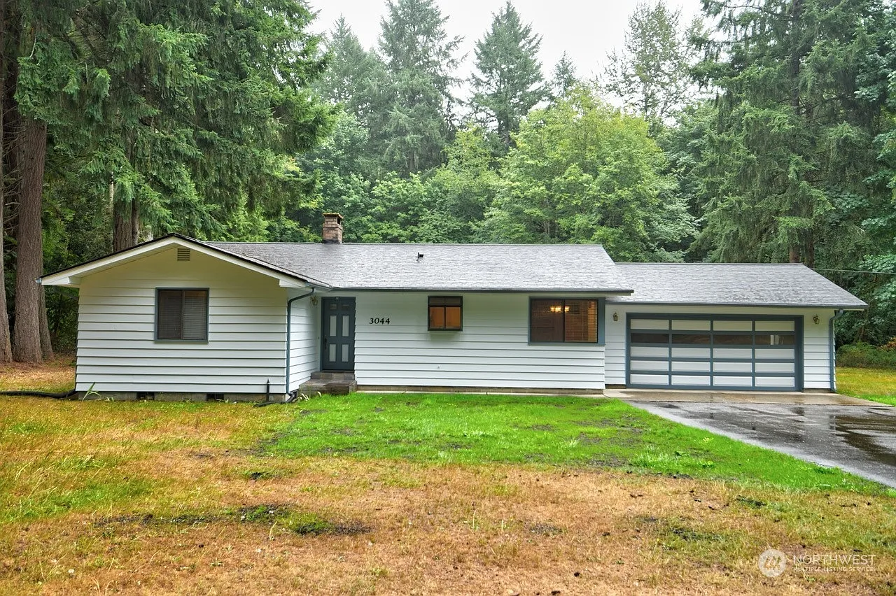 3044 Libby Road NE photo 1