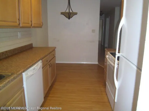 26 Meadow Green Circle #B, Manalapan, NJ 07726
